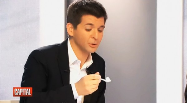Thomas Sotto mange un yaourt périmé