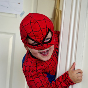 Voleur, déguisé en Spiderman