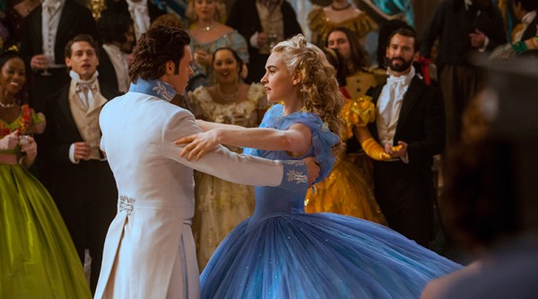 Cendrillon danse au bal avec le Prince Charmant